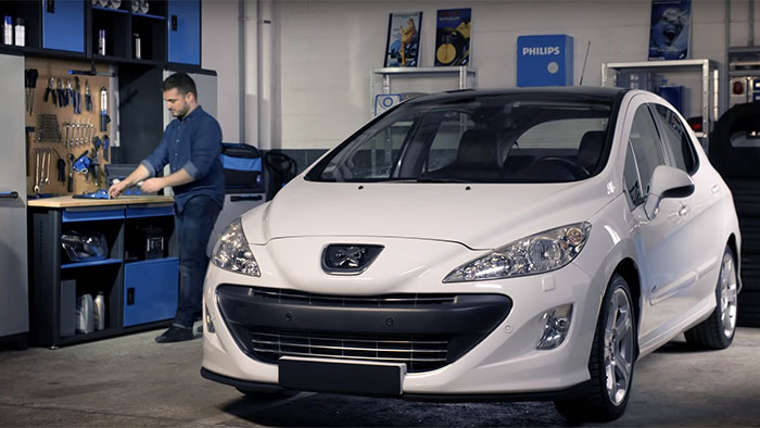 วิธีการเปลี่ยนหลอดไฟหน้า Peugeot 308 ของคุณ